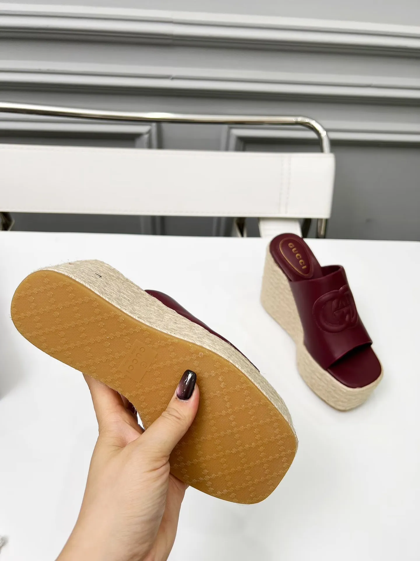 👟👟Ex-factory price 460👟👟 Gucci’s new slippers, fashionable, high-end and full of personality✅ Very stable, comfortable and durable for daily use, convenient and unique for daily matching, a must-have classic for summer, the upper is made of GUCCI brand stitching Fabric: cowhide Lining/feet: sheepskin Platform height: 11cm Color: black, white, brown, burgundy, pink Code number: 35-42 (41 and 42 need to be customized) Packaging: Comes with cloth bag and card.